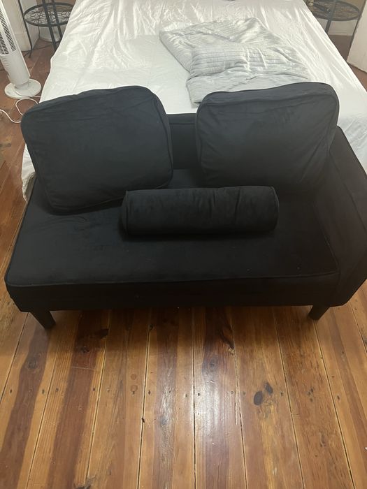 Sofá pequeno preto