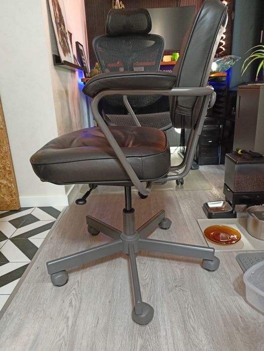 Cadeira de escritório em couro preta  IKEA