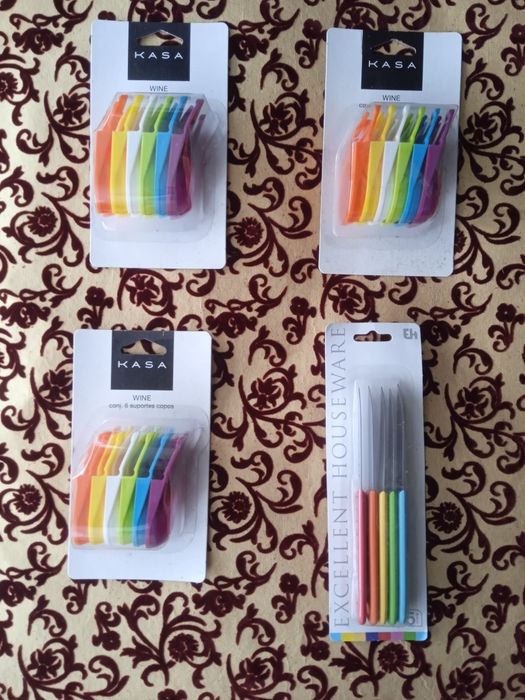 Conjunto suporta copos para pratos, e facas coloridas