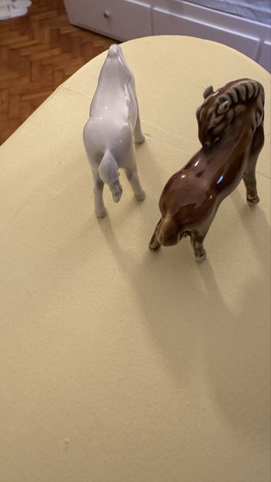 Delicado par de cavalos miniatura em porcelana chinesa