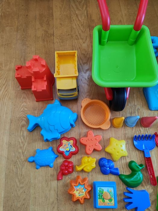 Zabawki do piaskownicy lub na plażę.