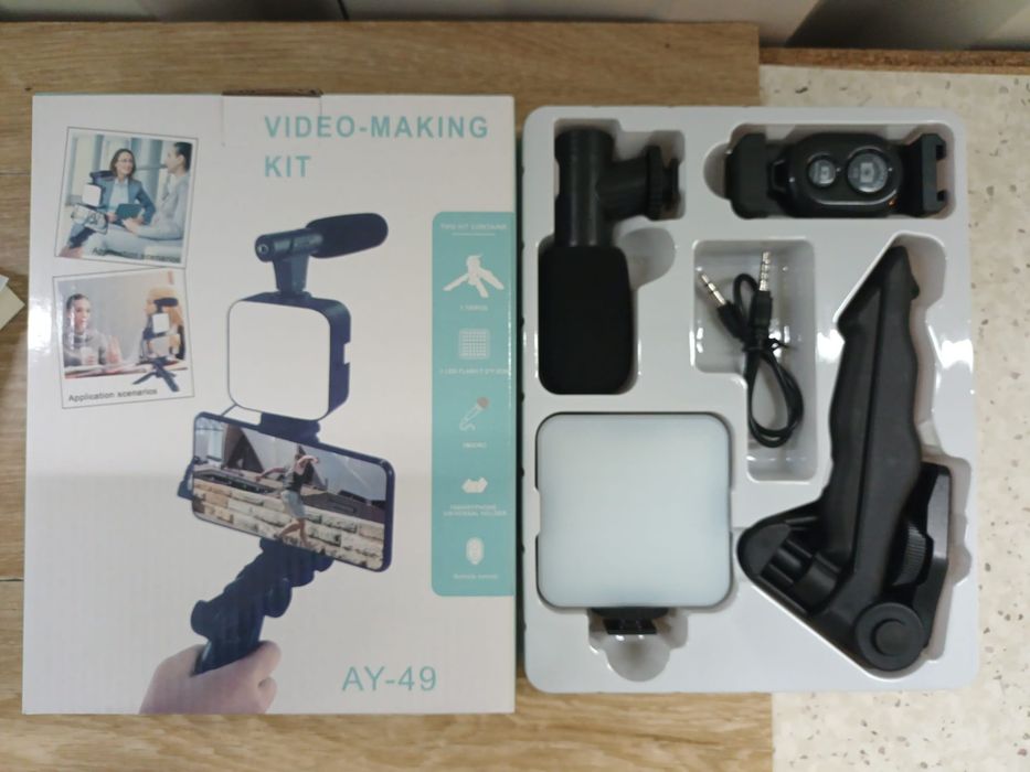 Novo - Kit de Vídeo para Smartphone AY-49 (Luz + Microfone + Tripé)
