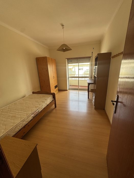 Arrendam se quarto a 50 metros da UBI