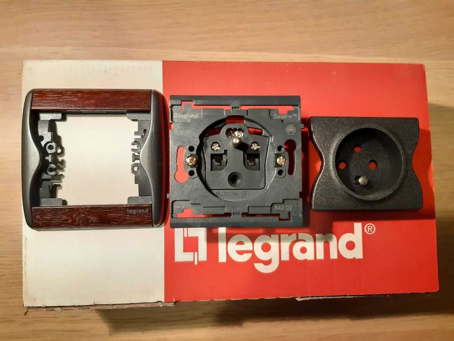 Zestaw osprzętu ekskluzywnej serii Xelio Palisander firmy Legrand