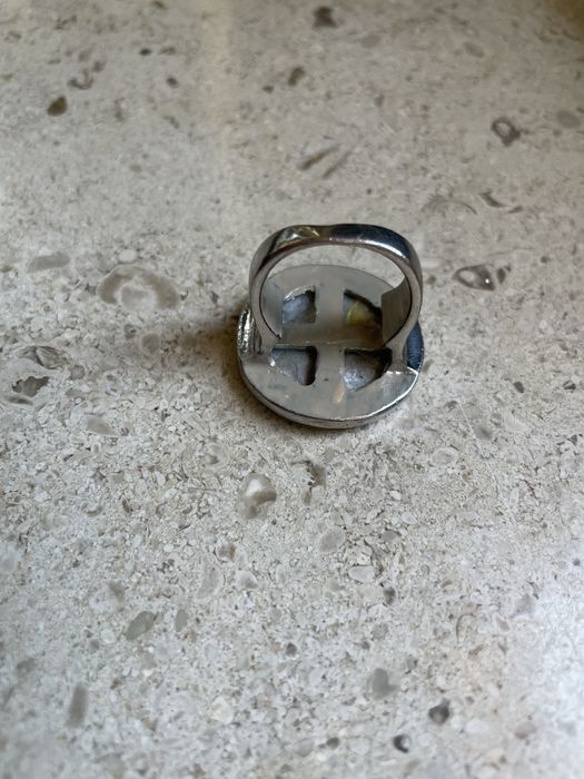 Anel com pedra iridescente