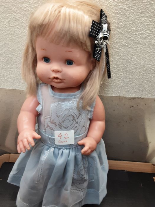 Linda Boneca em borracha da marca Famosa