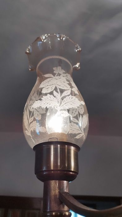 Candeeiro antigo com 5 abajur/tulipas com rara decoração gravada
