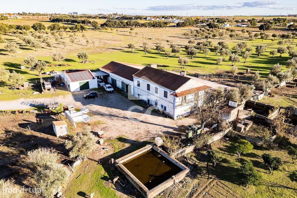 Quinta de 7,5 hectares  c/ Moradia T7 para Recuperação + Anexos de Apo