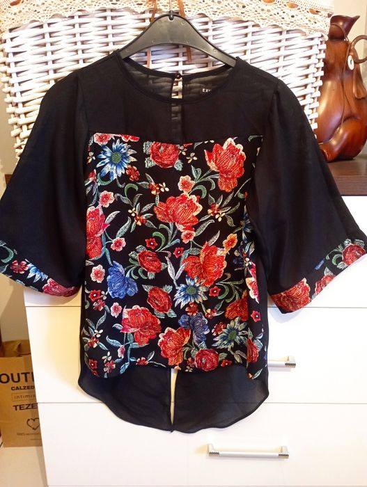 Bluzka w kwiaty Exhibit