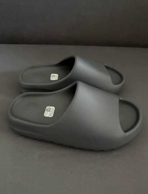 Buty Yeezy, czarne R.44.5