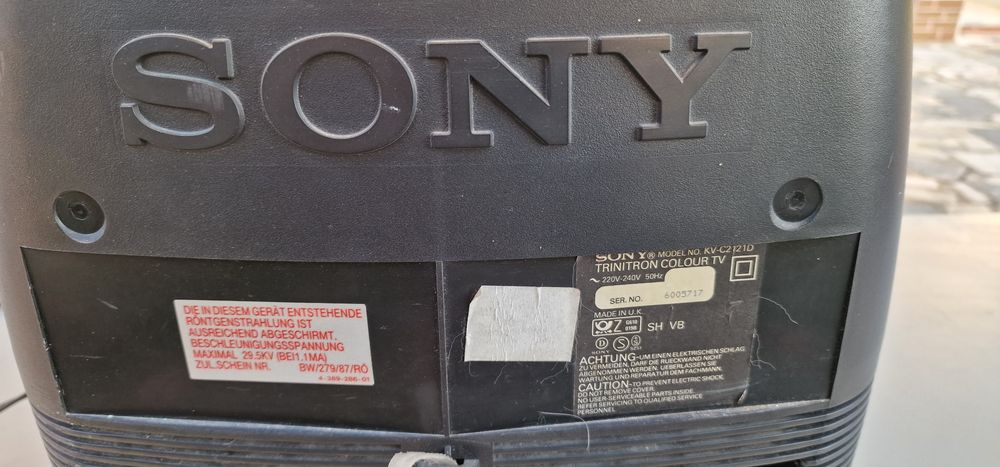 Televisão antiga de cubo Sony - Usada mas a funcionar