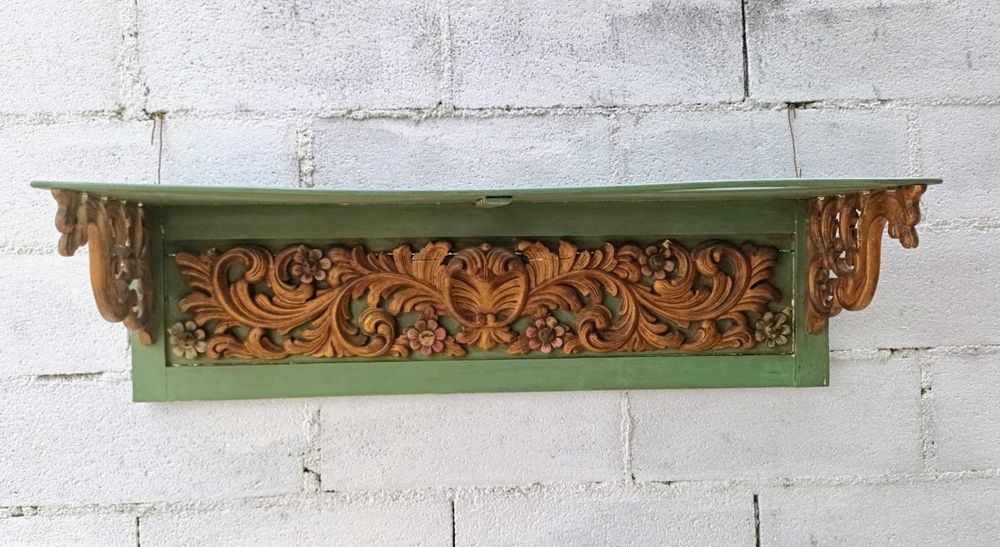 Prateleira muito antiga em madeira esculpida artesanalmente