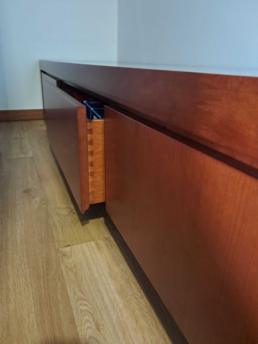 Móvel de sala/tv em madeira de cerejeira em bom estado
