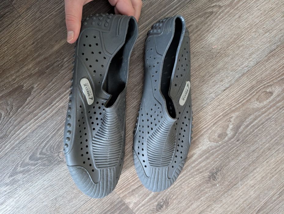 Аквашузи, шльопанці для басейну