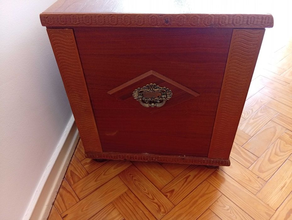 Arca em madeira trabalhada, com embutidos em latão dourado