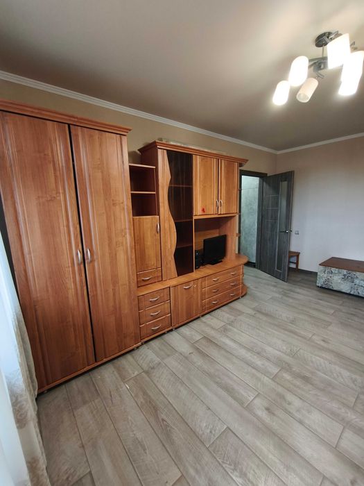 2к з сучасним ремонтом, меблями, технікою в зеленому районі міста