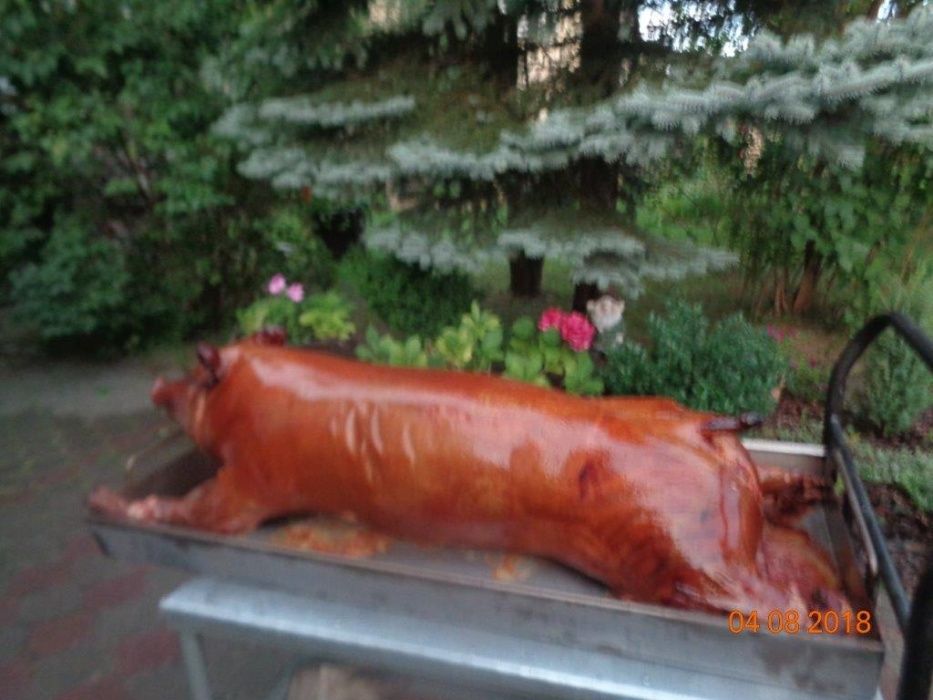 Pieczenie prosiaka - dzika stół wiejski - wędliny