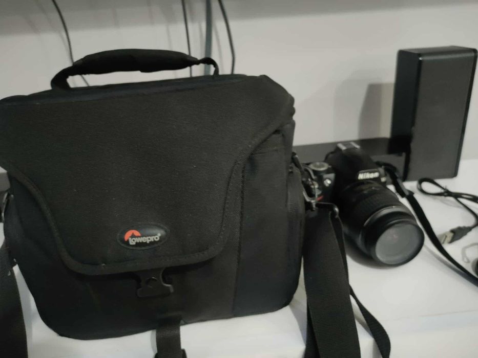 Aparat lustrzanka Nikon d3000 z obiektywem i akcesoriami