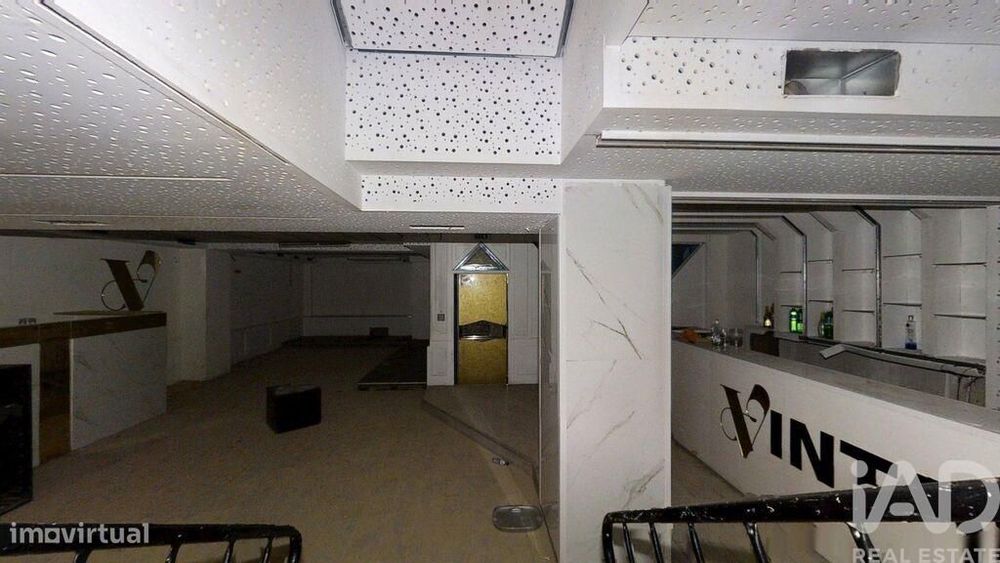 Loja / Estabelecimento Comercial em Lordelo Do Ouro E Massarelos de 15