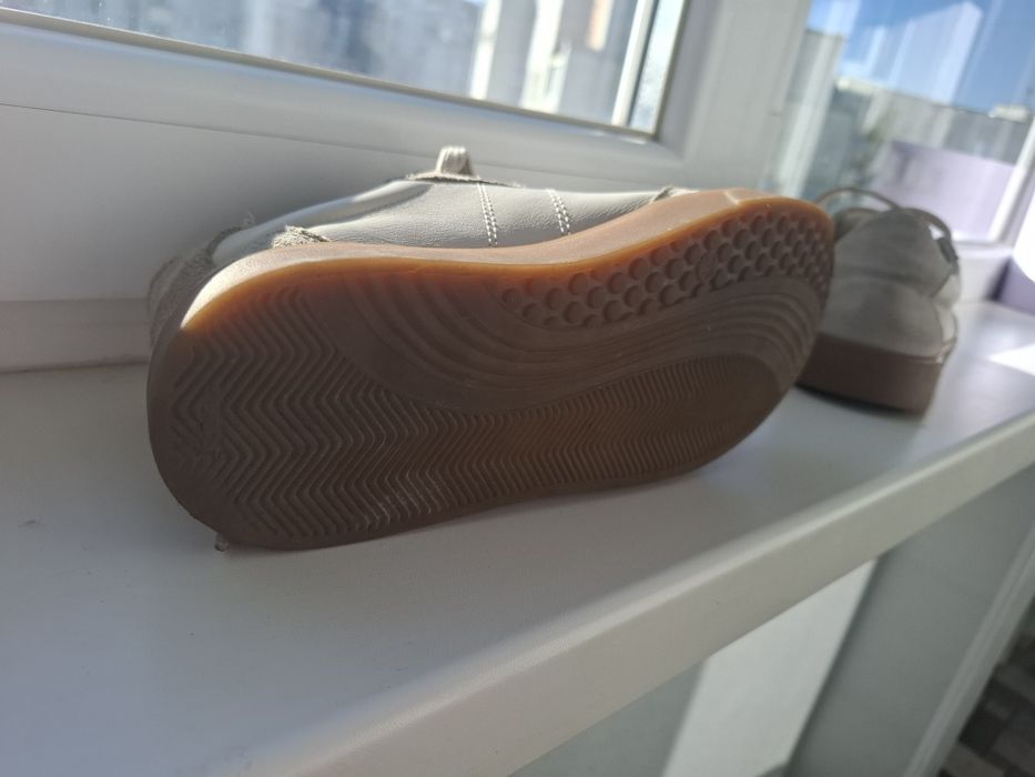 Кросівки  .   .  .