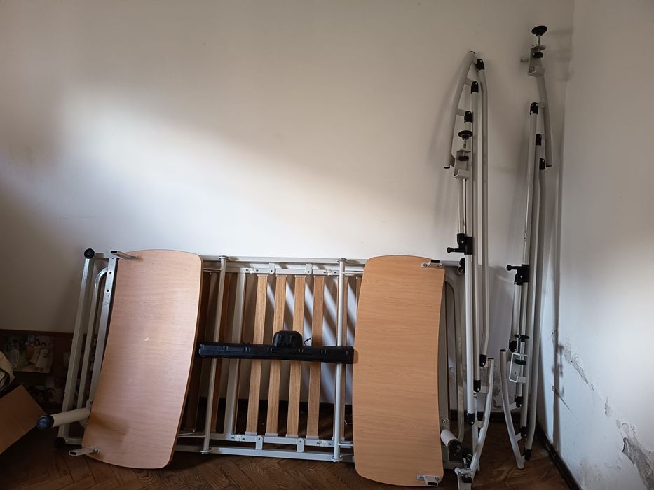 Cama articulada elétrica com gradeamento, colchão,grades e comando incluídos