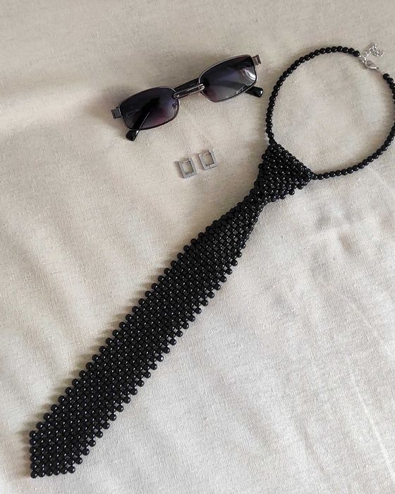 Краватка чорна з бусин