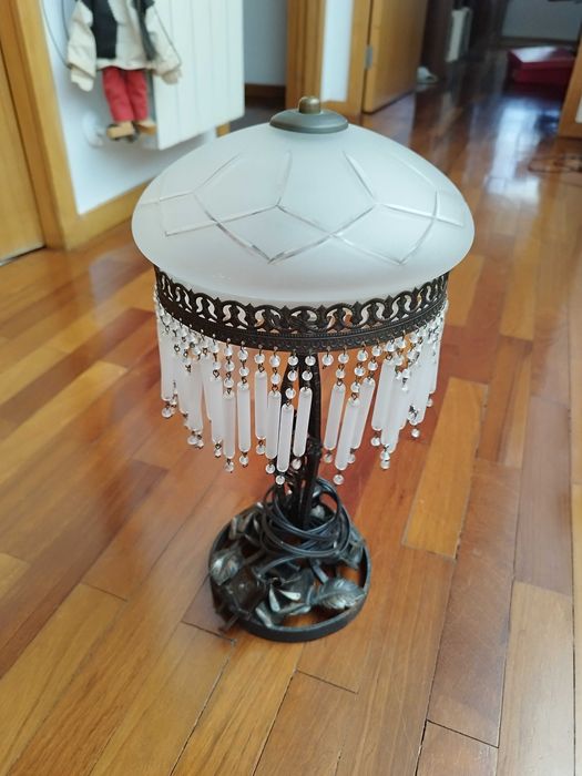 Candeeiro de mesa, tipo arte nova, em latão e vidro  trabalhado.
