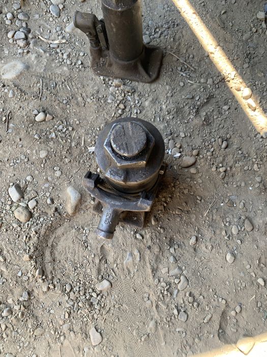 Домкрат і помпа