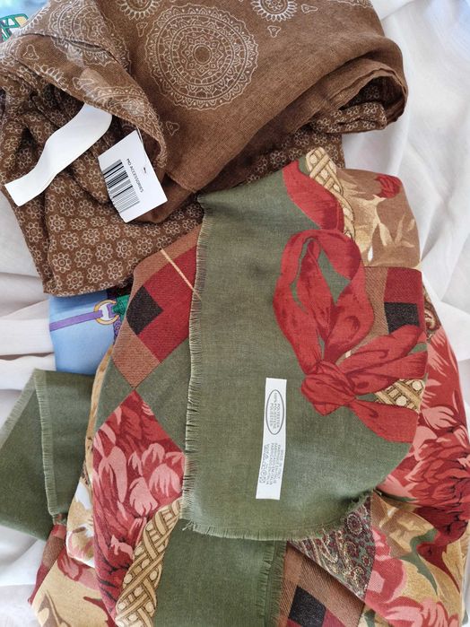 Três lenços de mulher com muitas cores