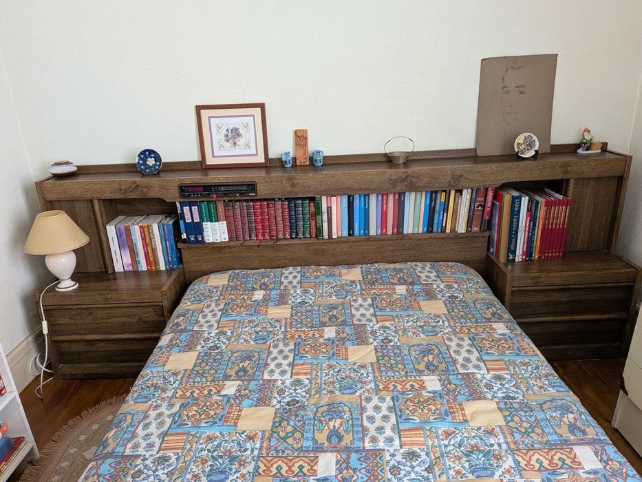Mobília de quarto de casal com rádio/despertador