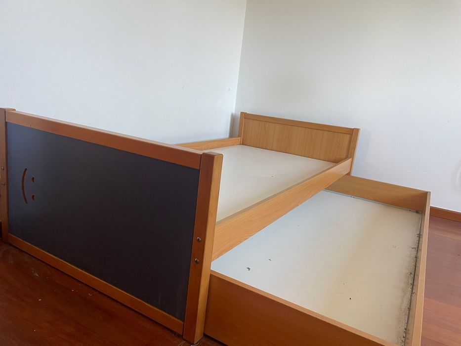 Cama individual dupla com mesinha de cabeceira com rodas