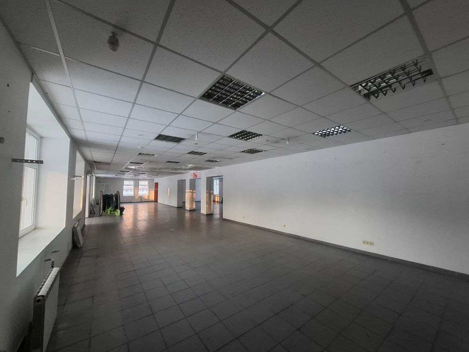 550м2 фасад з власною парковкою!