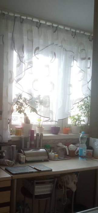 Efektowna firanka kuchenna na taśmie