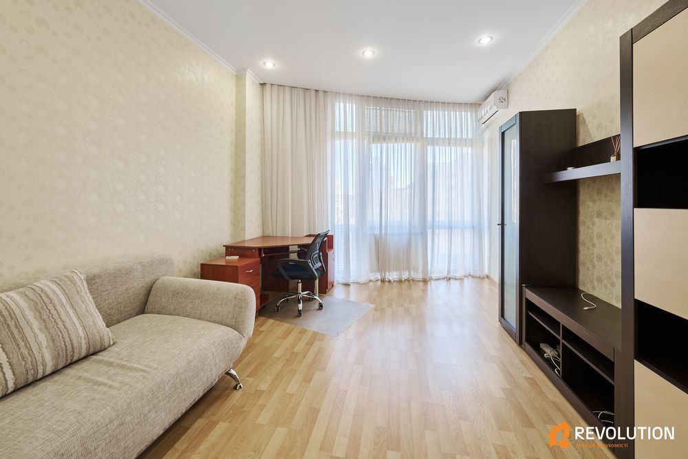 Без%, 3 кімн квартира вул. Дмитрівська 82, центр , метро, Лукʼянівська