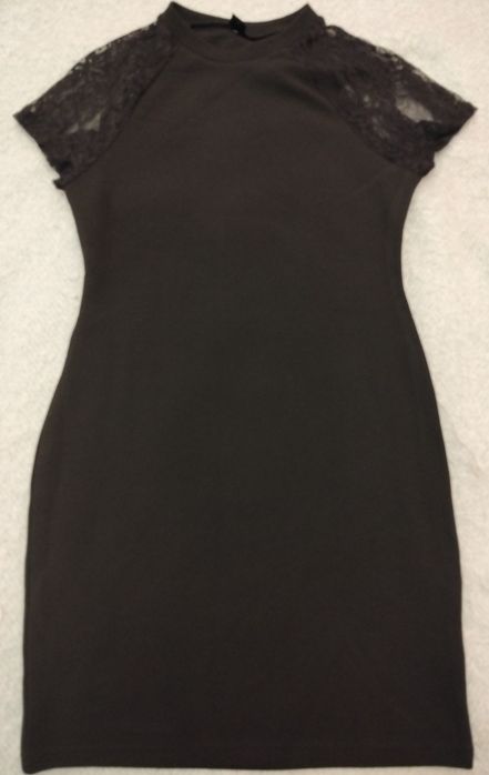 Vestido preto com mangas de renda