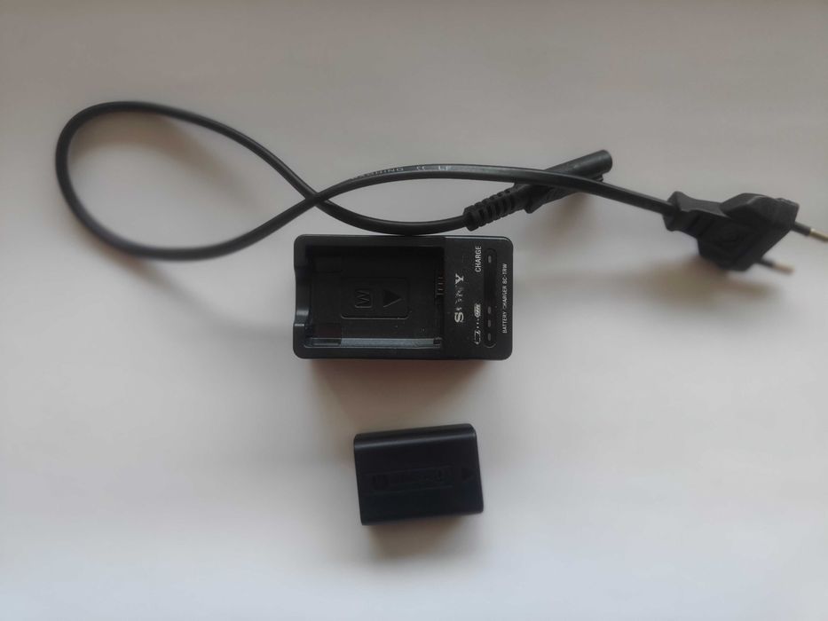 Sony ACC-TRW zestaw - ładowarka + akumulator NP-FW50