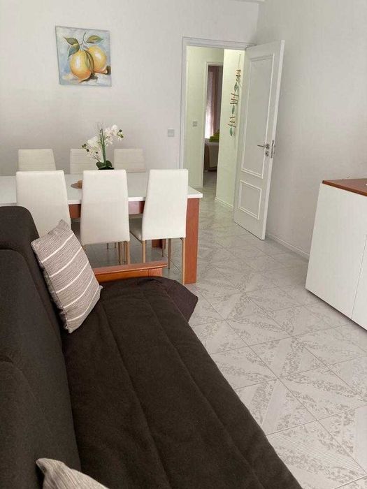 Junto à 1ª linha da praia T2. Terraço privado. A 2 passos da praia