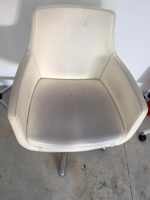 Cadeiras brancas com marcas de uso