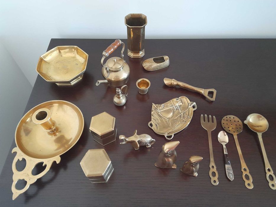 Várias peças decorativas em latão