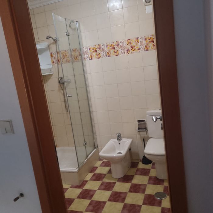 Aluga-se quarto espaçoso com casa de banho preivado-Entroncamento