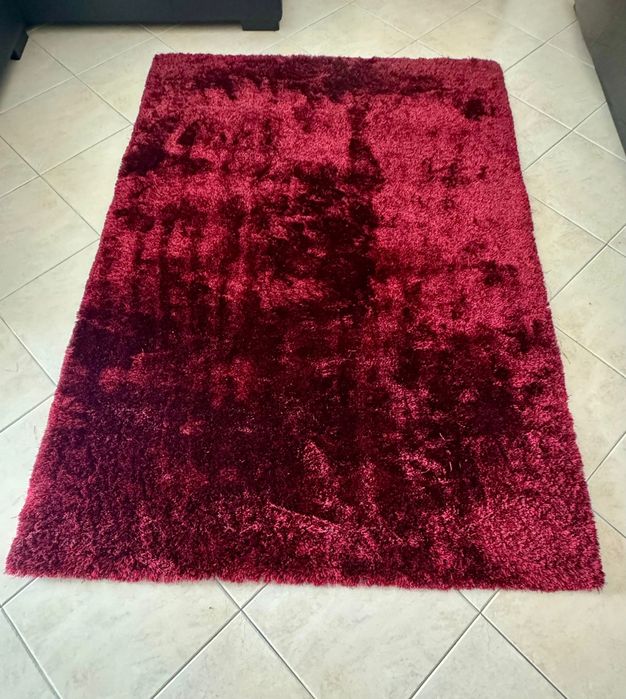 Tapete de pelos macios bordeaux