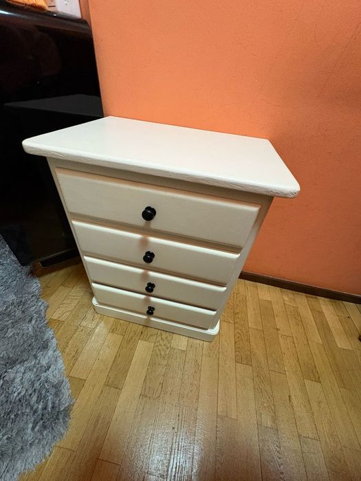 Cómoda e mesinhas de cabeceira brancas