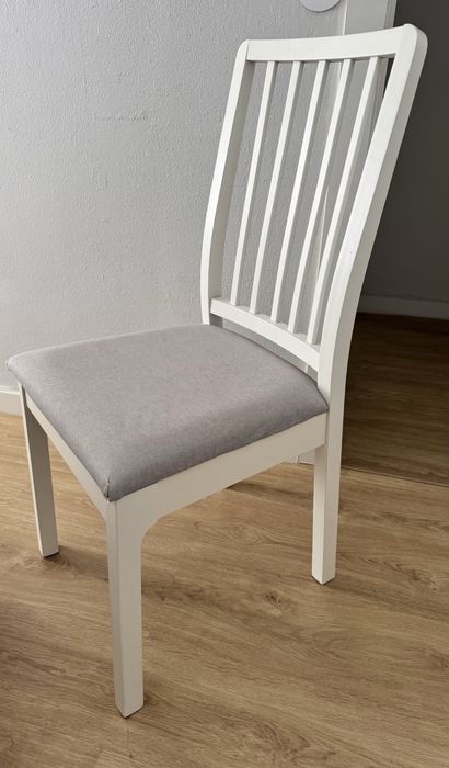 Cadeira cinza e branca