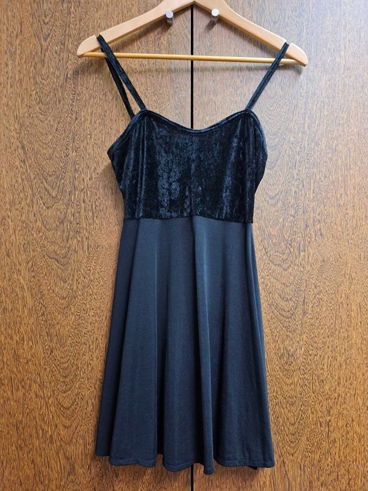 Vestido cocktail preto elegante com alças