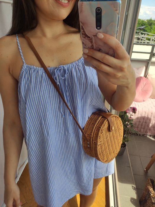 Luźna jasnoniebieska sukienka letnia na ramiączkach w białe prążki