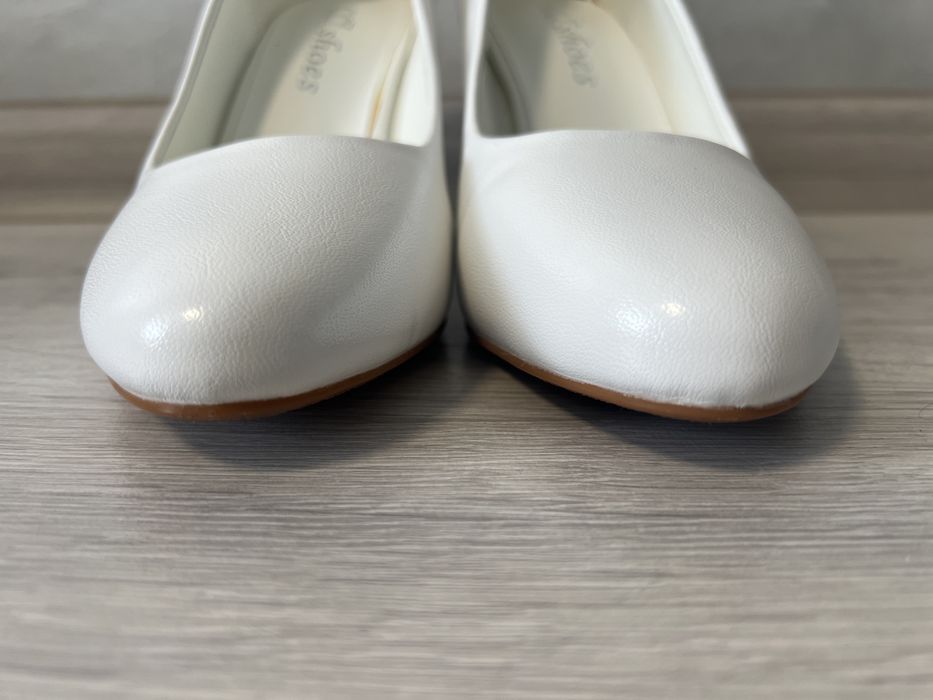 Білі класичні туфлі