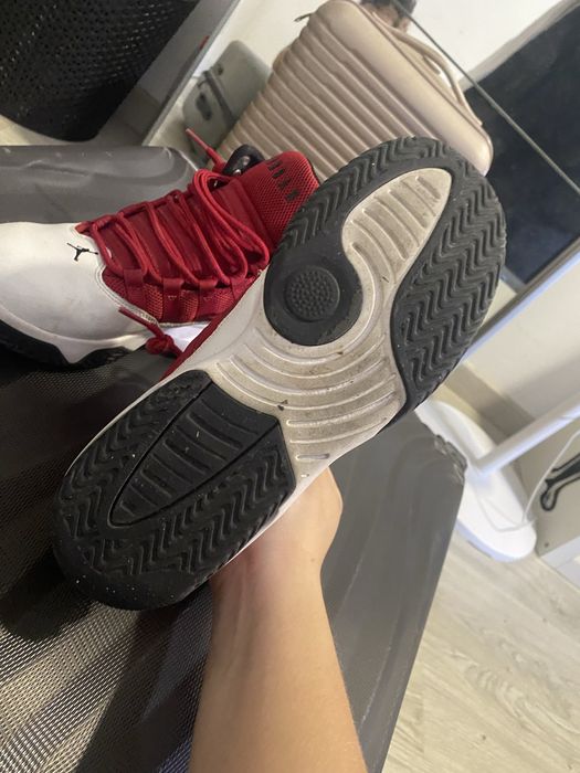 Air Jordan max aura vermelho e branco