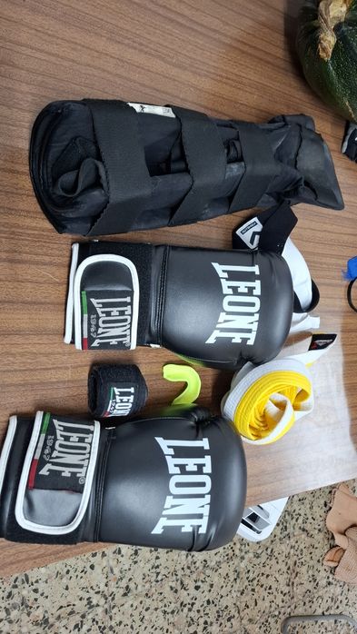 Luvas boxe e caneleiras artes marciais