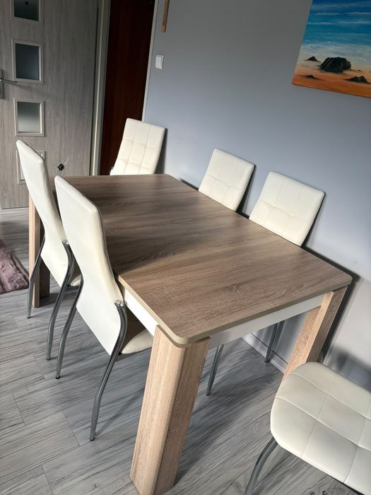 Elegancki rozkładany stół i 6 krzeseł do jadalni lub salonu.