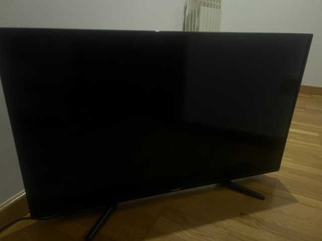 TV marca Polaroid  88 cm comprido x  52 cm alto